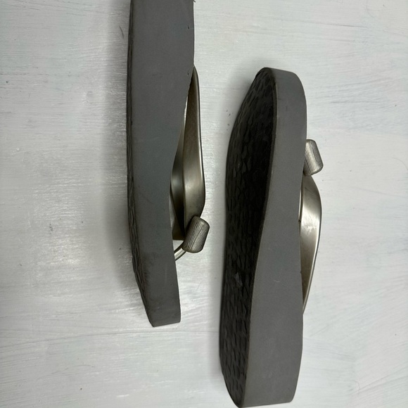 Brighton Silver Wedge Flip Flops w/ Crystal Bow – Women’s Size 7.5 (9.5” long) - Picture 4 of 8